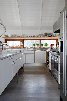 white kitchens may be my favorite.  i think food looks prettiest in them too.