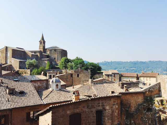 American breakfasts, gelato, and rain in Orvieto.